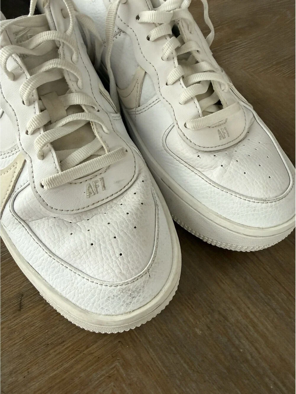 Nike Air Sneakers Size 8.5 White Flaw On To Tongue